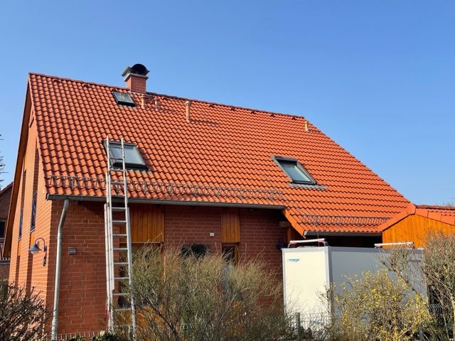 Fachgerecht gereinigtes Ziegeldach eines Wohnhauses